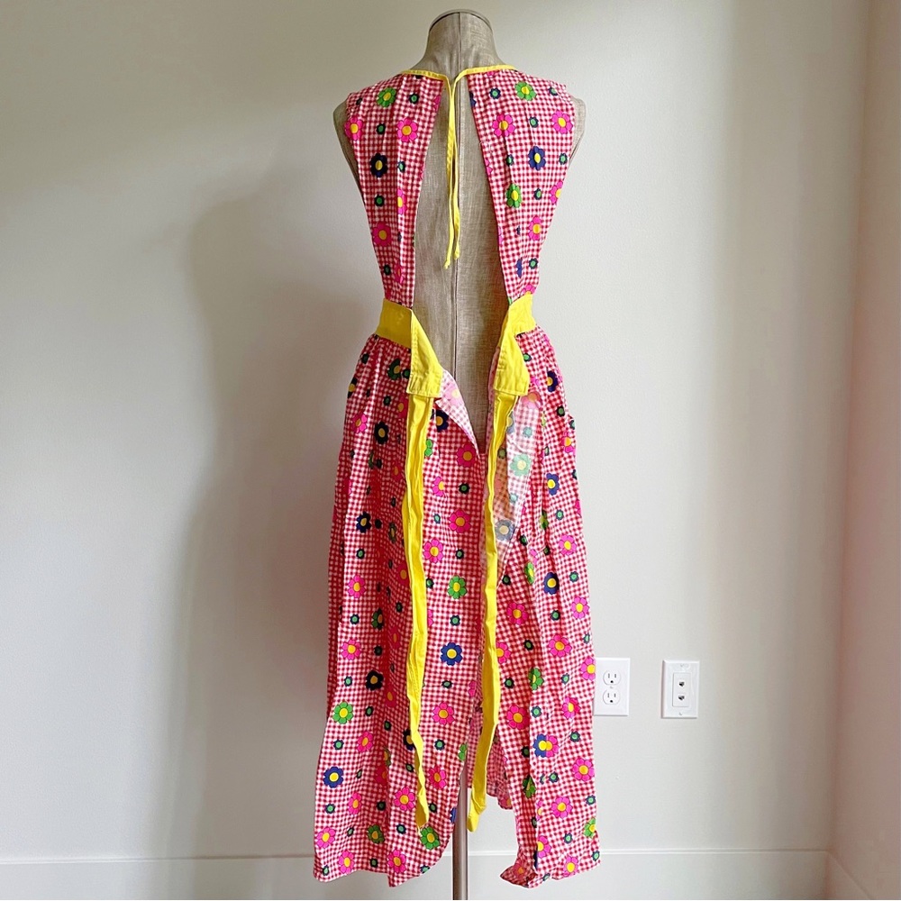 Vintage Red Groovy Floral Apron Pinafore - Picture 6 of 13